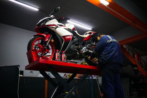 Quali sono i vantaggi di utilizzare olio sintetico per la manutenzione della tua moto?